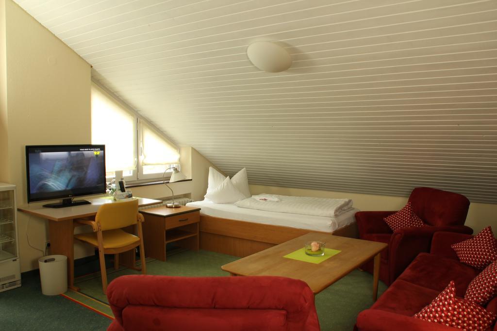 Hotel Traube Оффенбург Экстерьер фото