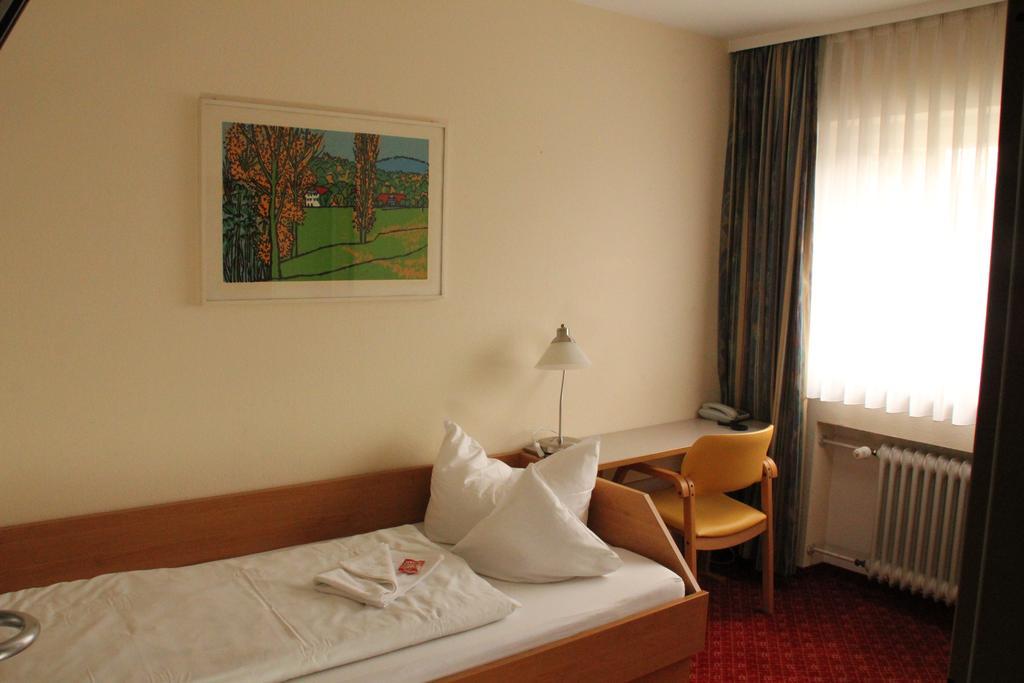 Hotel Traube Оффенбург Экстерьер фото