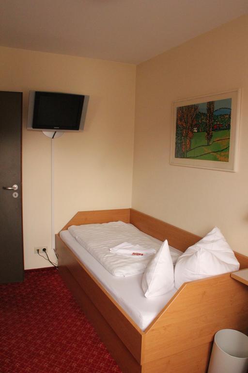 Hotel Traube Оффенбург Экстерьер фото