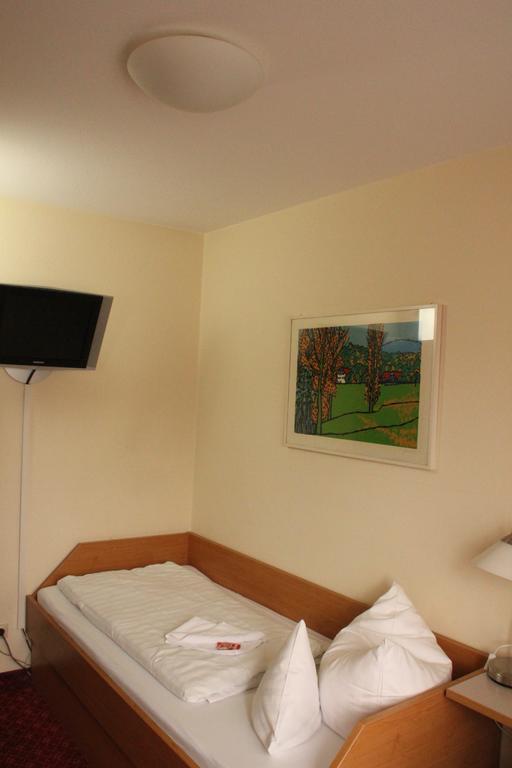 Hotel Traube Оффенбург Экстерьер фото
