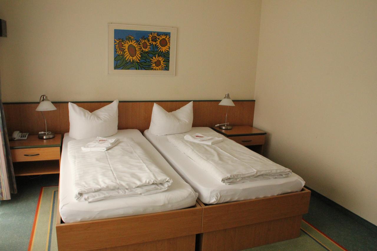 Hotel Traube Оффенбург Экстерьер фото